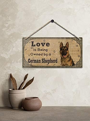 O amor é pertencente a um pastor alemão retro de madeira decorativa de penduramento decorativo para
